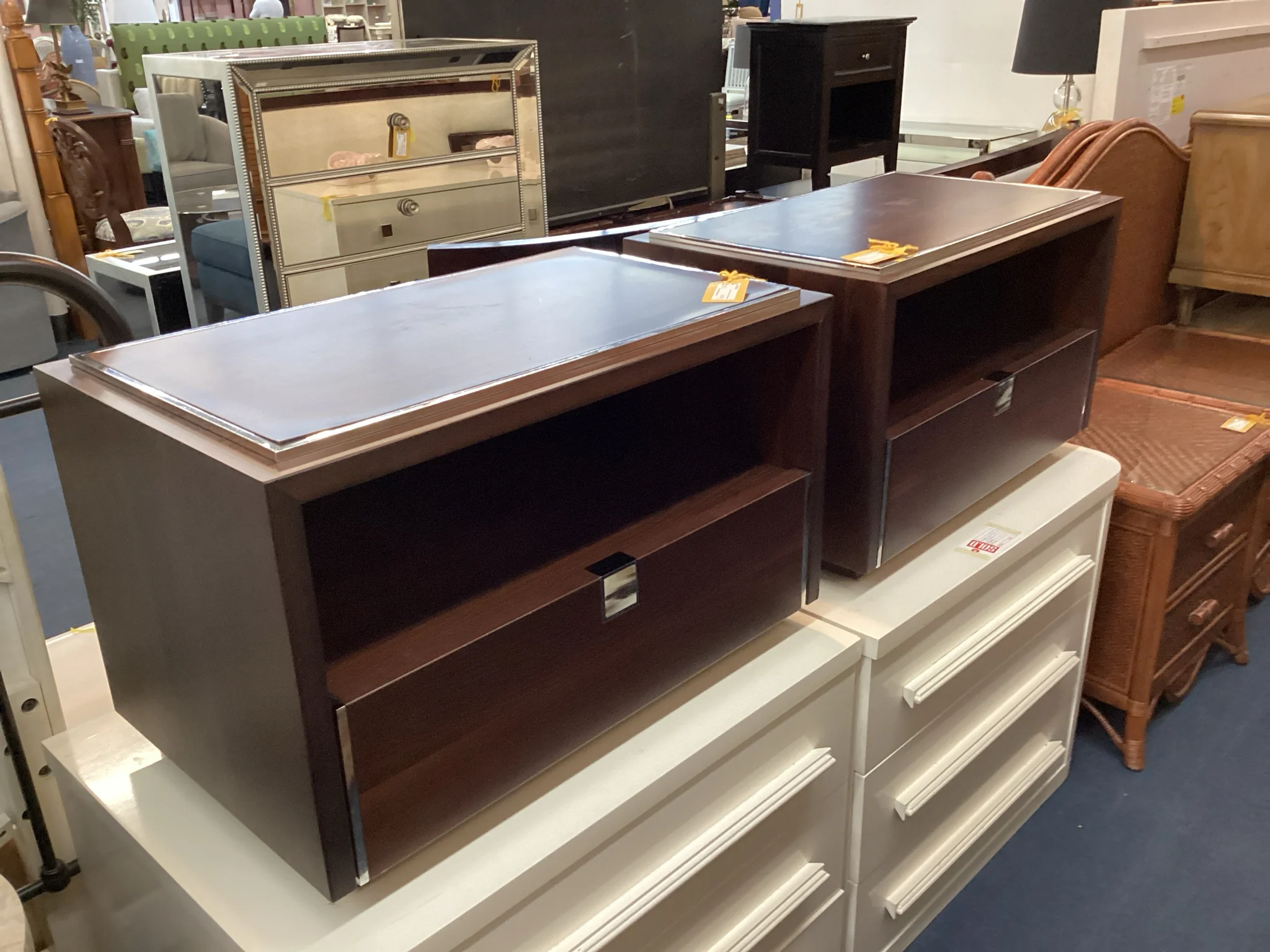 Pair Of Dark Wood Nightstands With One Drawer - Image 2